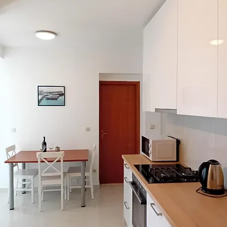 Apartman And Nikola Omiš